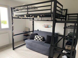 3 bedrooms, desk, WiFi