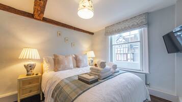 3 bedrooms, desk, iron/ironing board, free WiFi