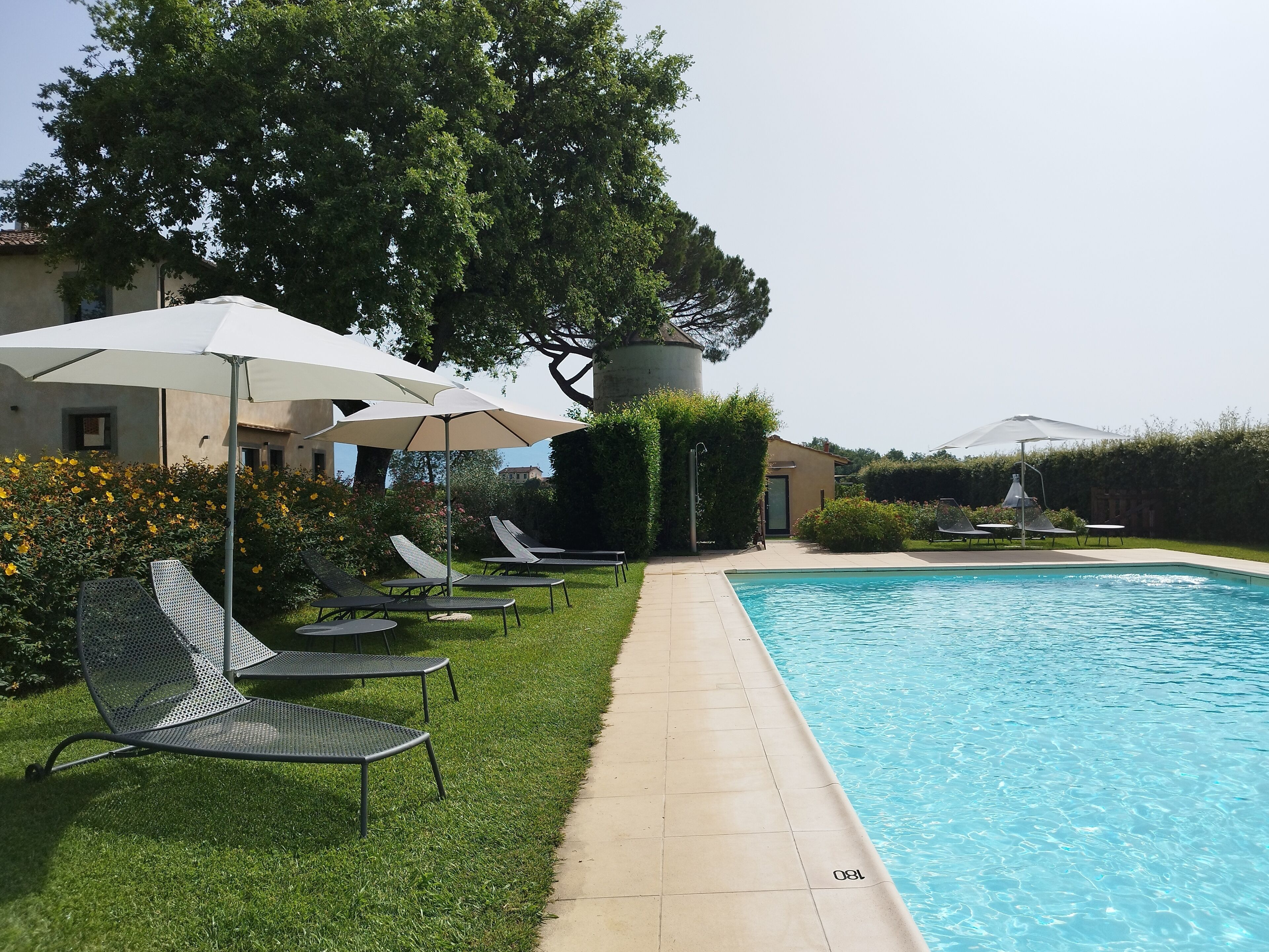 Piscina stagionale all'aperto, ombrelloni da piscina, lettini