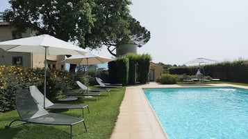 Piscina stagionale all'aperto, ombrelloni da piscina, lettini