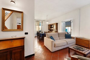 TV - Apartment 'Marcone' with Sea View, Private Terrace and Wi-Fi (Moneglia)