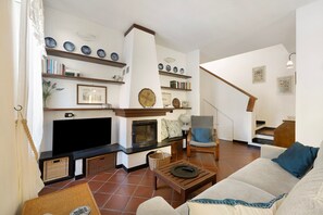 TV - Apartment 'Marcone' with Sea View, Private Terrace and Wi-Fi (Moneglia)