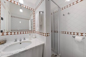 Shower, hair dryer, towels - Apartment 'Marcone' with Sea View, Private Terrace and Wi-Fi (Moneglia)