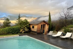 Pool - Holiday Home 'Le Gypaete' with Mountain View, Private Pool and Wi-Fi (Challes-les-Eaux)