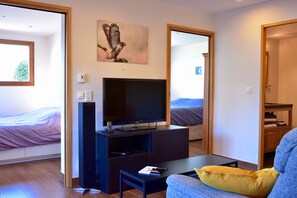 2 bedrooms, iron/ironing board, free WiFi, bed sheets - Holiday Home 'Le Gypaete' with Mountain View, Private Pool and Wi-Fi (Challes-les-Eaux)