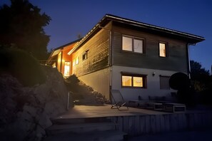 Exterior - Holiday Home 'Le Gypaete' with Mountain View, Private Pool and Wi-Fi (Challes-les-Eaux)