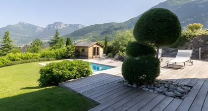 Holiday Home 'Le Gypaete' with Mountain View, Private Pool and Wi-Fi