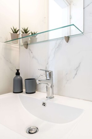 Suihku, hiustenkuivaaja, pyyhkeet