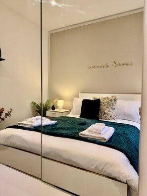 3 habitaciones, tabla de planchar con plancha, wifi y ropa de cama 