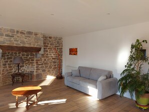 Smart TV - Lovely cottage "La Hauteur" in a quarter full of charm in Regnéville-sur-mer (Regnéville-sur-Mer)