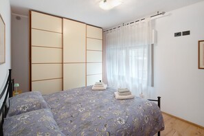 2 bedrooms, iron/ironing board, free WiFi, bed sheets