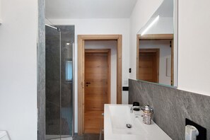 Ducha, secador de pelo y toallas