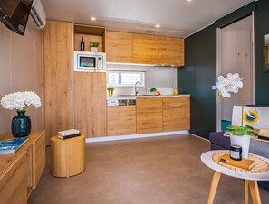 Superior Mobile Home | Private kitchen | Fridge, microwave, stovetop, highchair