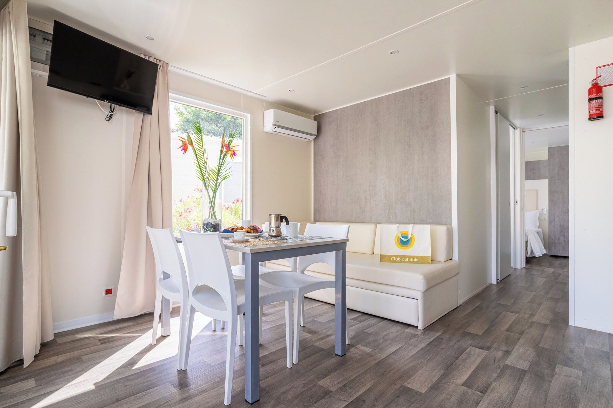 Casa Mobile Elite Animali non Ammessi | Wohnbereich | 24-Zoll-Flachbildfernseher mit Satellitenempfang, Tischtennisplatte