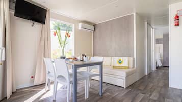 Casa Mobile Elite Animali non Ammessi | Área de sala de estar | Televisión de pantalla plana de 24 pulgadas con canales vía satélite