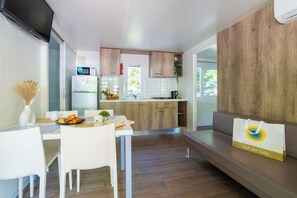 Superior-asuntovaunu, esteetön liikuntarajoitteisille | Oleskelualue | 24–tuumainen taulutelevisio, jossa satelliittikanavat