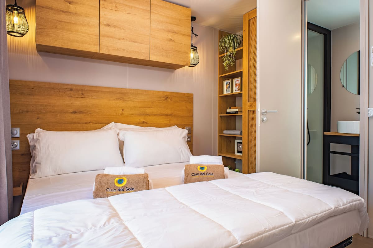 Superior Mobile Home | 1 bilik tidur, peti besi dalam bilik, ruang kerja komputer riba