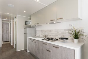 Jääkaappi, mikroaaltouuni, liesi, syöttötuoli