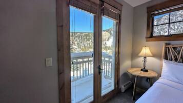 4 bedrooms, desk, iron/ironing board, WiFi