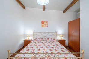 1 bedroom, iron/ironing board, bed sheets - Apartment 'Nonna Rosa' with Private Terrace, Shared Garden and Air Conditioning (Pachino)