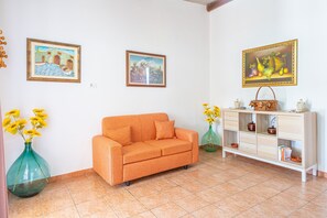 TV - Apartment 'Nonna Rosa' with Private Terrace, Shared Garden and Air Conditioning (Pachino)