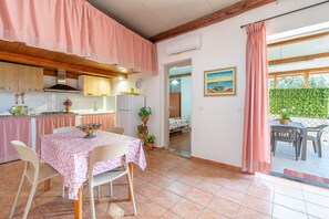Dining - Apartment 'Nonna Rosa' with Private Terrace, Shared Garden and Air Conditioning (Pachino)