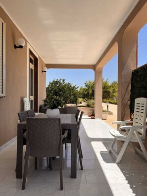 Outdoor dining - Apartment 'Nonna Rosa' with Private Terrace, Shared Garden and Air Conditioning (Pachino)