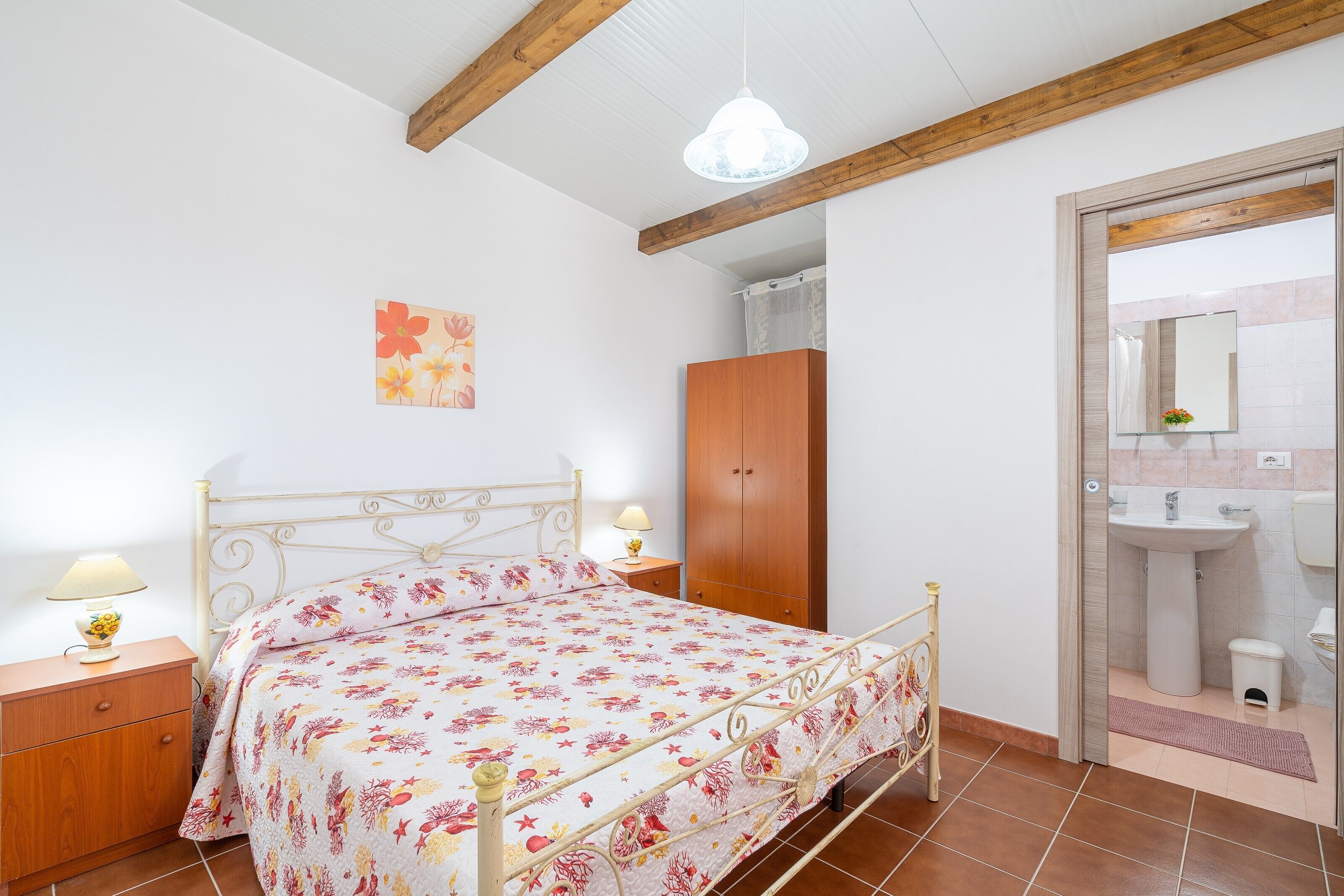 1 habitación, tabla de planchar con plancha y ropa de cama 