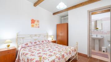 1 habitación, tabla de planchar con plancha y ropa de cama