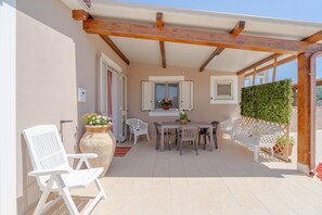 Outdoor dining - Apartment 'Nonna Rosa' with Private Terrace, Shared Garden and Air Conditioning (Pachino)