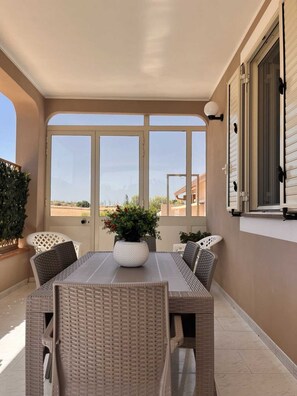 Dining - Apartment 'Nonna Rosa' with Private Terrace, Shared Garden and Air Conditioning (Pachino)