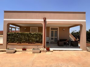 Exterior - Apartment 'Nonna Rosa' with Private Terrace, Shared Garden and Air Conditioning (Pachino)