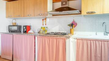 Réfrigérateur, four, plaque de cuisson, cafetiÚre/bouilloire