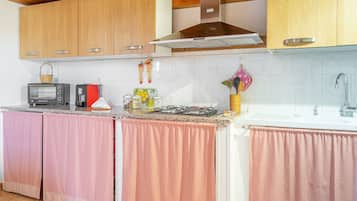 Frigorifero, forno, piano cottura, macchina per tè/caffè