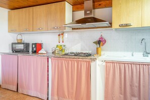 Fridge, oven, stovetop, coffee/tea maker - Apartment 'Nonna Rosa' with Private Terrace, Shared Garden and Air Conditioning (Pachino)