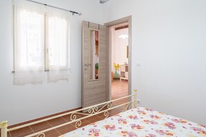 1 bedroom, iron/ironing board, bed sheets - Apartment 'Nonna Rosa' with Private Terrace, Shared Garden and Air Conditioning (Pachino)