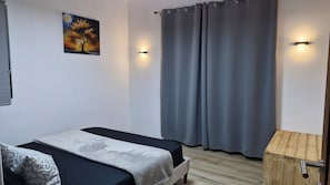 5 bedrooms, iron/ironing board, WiFi, bed sheets