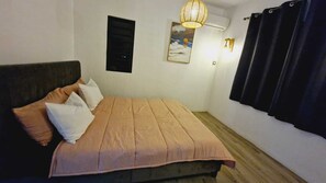 5 bedrooms, iron/ironing board, WiFi, bed sheets