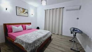 5 bedrooms, iron/ironing board, WiFi, bed sheets