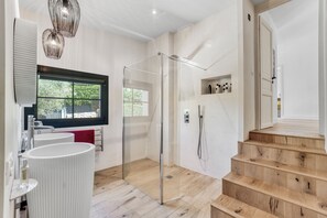 Dusj, hårføner, håndklær og såpe