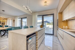 Microwave, dishwasher, coffee/tea maker, high chair - Villa Elena Zadarvillas (Nin)