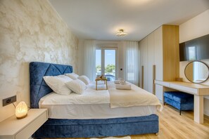 4 bedrooms, free cots/infant beds, bed sheets