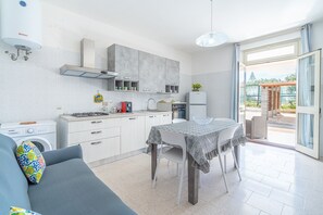 Interior - Villa 'Con Tre Camere Da Letto' with Private Terrace, Shared Garden and Air Conditioning (Pachino)