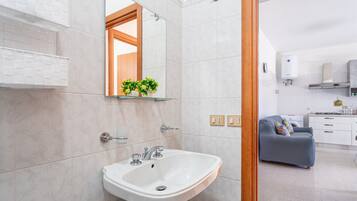 Dusche, Haartrockner, Handtücher