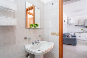 Shower, hair dryer, towels - Villa 'Con Tre Camere Da Letto' with Private Terrace, Shared Garden and Air Conditioning (Pachino)