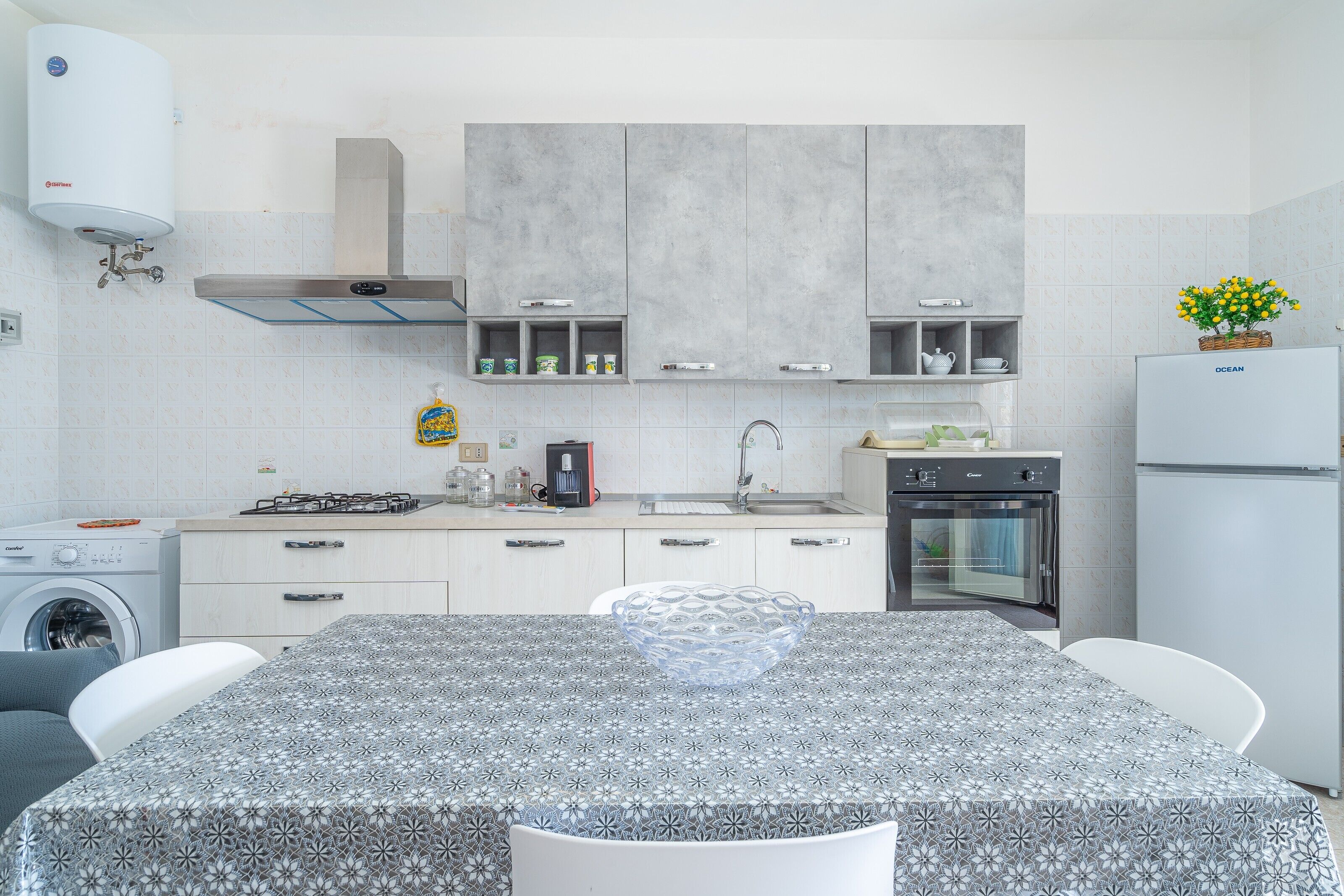 Kühlschrank, Ofen, Herdplatte, Wasserkocher mit Kaffee-/Teezubehör