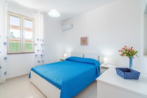 3 bedrooms, iron/ironing board, bed sheets - Villa 'Con Tre Camere Da Letto' with Private Terrace, Shared Garden and Air Conditioning (Pachino)