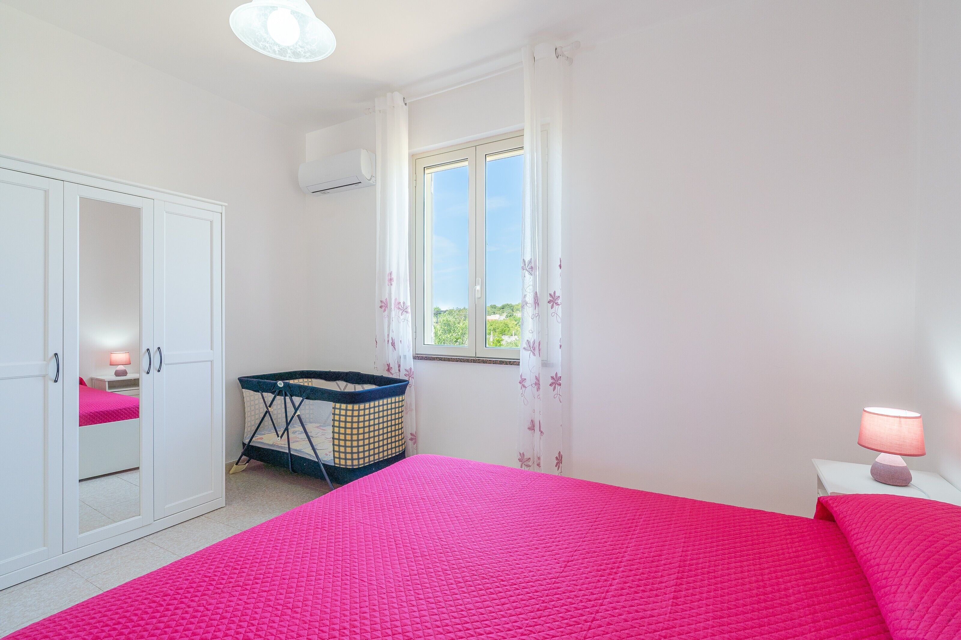 3 habitaciones, tabla de planchar con plancha y ropa de cama 