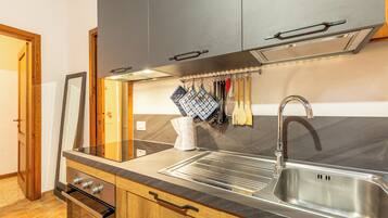 Kjøleskap, ovn, kokeplater og kaffetrakter/tekoker