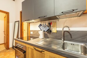 Réfrigérateur, four, plaque de cuisson, cafetière/bouilloire